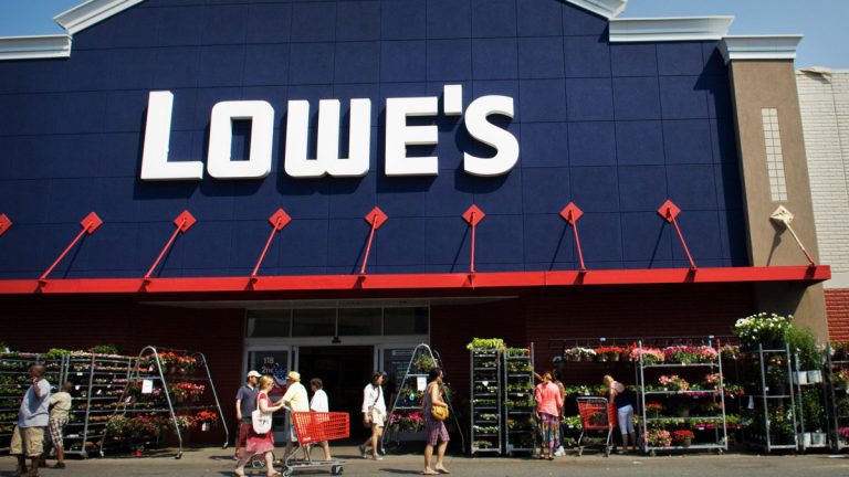Lowe’s responds to housing slump with new shopper perks