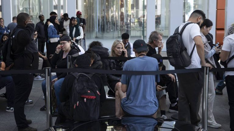 Apple is closing down first of its U.S. stores