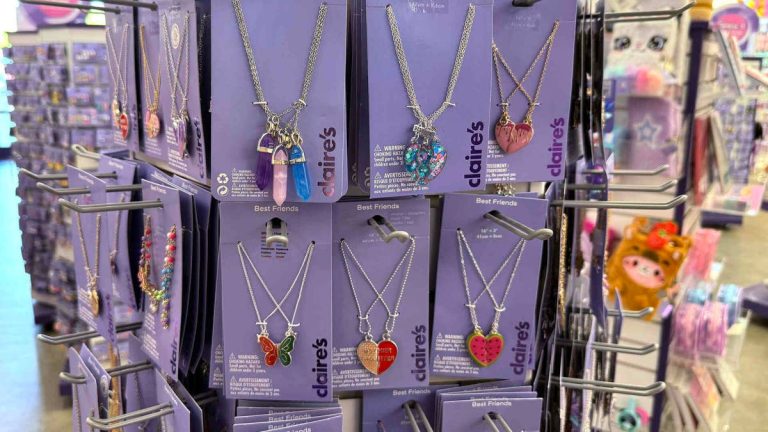 Bankrupt tween retailer stages comeback with new campaign