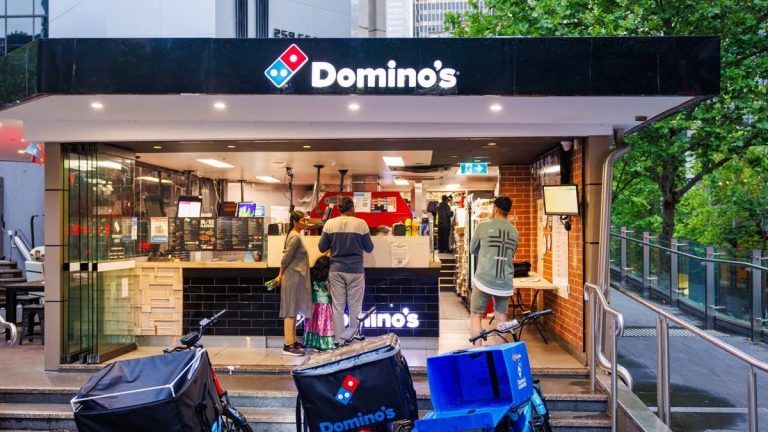 Pizza Hut rival also closing hundreds of restaurants