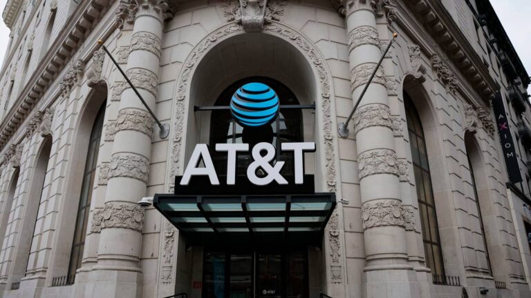 AT&T stands to gain as Verizon loses a customer related battle