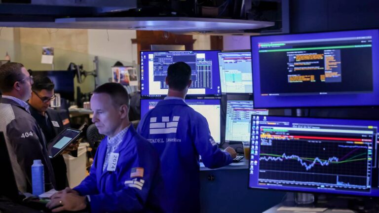 Retirees can supplement their Social Security with two top dividend stocks