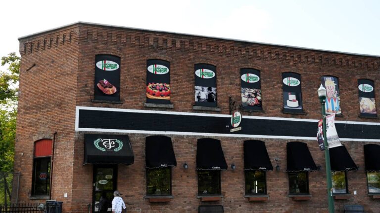 Cookie chain closes all retail stores after 20 years