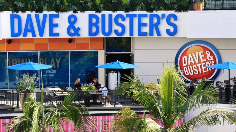 Chuck E. Cheese rival hits new low as customers pull back