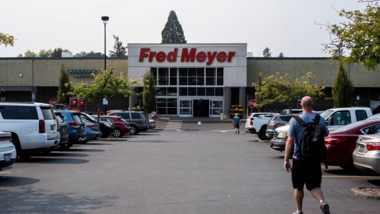 Grocery chain closes one of its last stores in major market