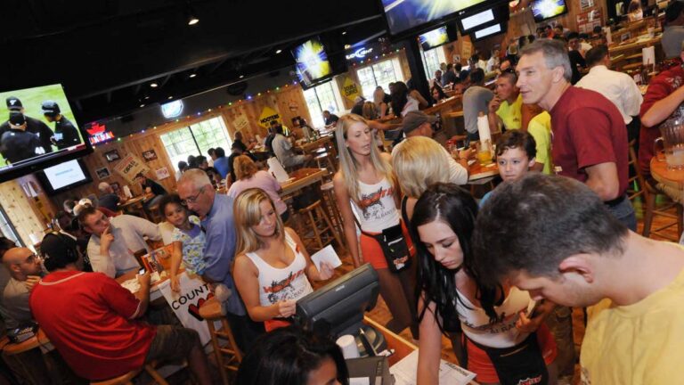 Hooters closes dozens of restaurants after bankruptcy, and entire states are going dark